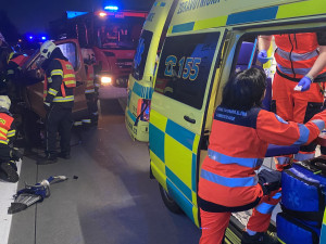 Na D35 u Velké Bystřice hasiči vyprošťovali řidiče dodávky zaklíněné v návěsu kamionu