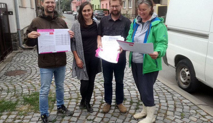 Dobrovolníci v Chomoutově navštěvují občany u průtahu obcí s anketou a pozváním na veřejné projednávání změny rušného úseku