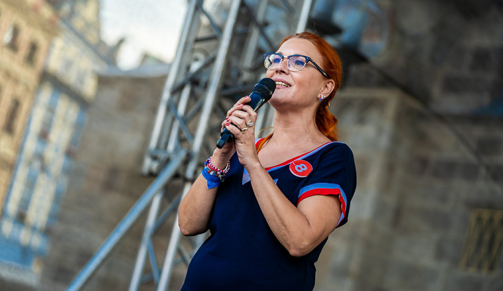 size4-16321535488918-139-prvni-dama-ceske-pravice-je-bojovnice-klepe-na-dvere-parlamentu