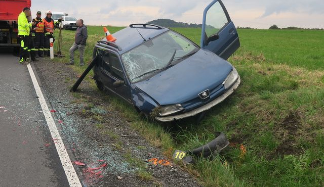 Čerstvá řidička u Supíkovic převrátila auto do příkopu poté, co nezvládla předjíždění