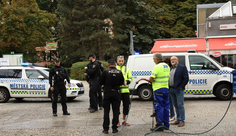 Policie vyšetřuje spor z mítinku ANO v Budějovicích. Muži měli ošetřit popáleniny