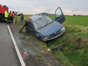 Čerstvá řidička u Supíkovic převrátila auto do příkopu poté, co nezvládla předjíždění