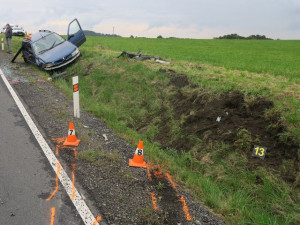 Čerstvá řidička u Supíkovic převrátila auto do příkopu poté, co nezvládla předjíždění