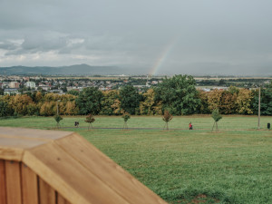 Vyhlídková plošina nabízí nové pohledy na město Zábřeh i Rychlebské hory nebo Jeseníky. Stavba se slavnostně otevřela i s kulturním programem