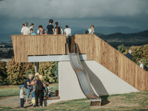 Vyhlídková plošina nabízí nové pohledy na město Zábřeh i Rychlebské hory nebo Jeseníky. Stavba se slavnostně otevřela i s kulturním programem