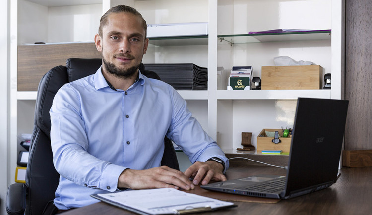 Realitní makléř Adam Šimoník ze společnosti Vojta Reality