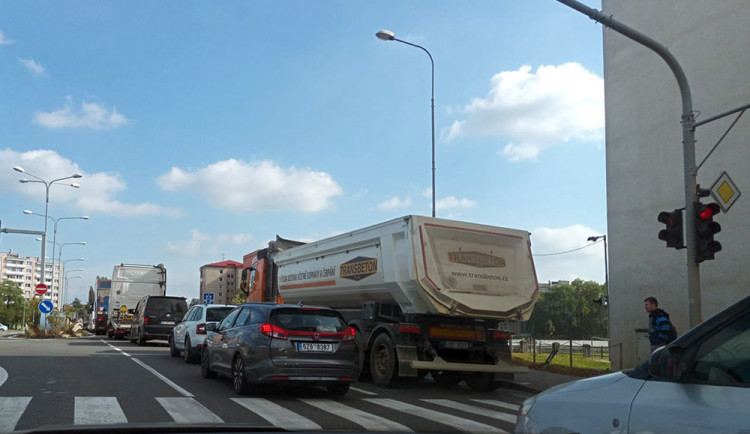 Dopravní kolaps se po uzavření dálnice D46 přenesl do širokého okolí, auta stojí v kolonách také v Přerově