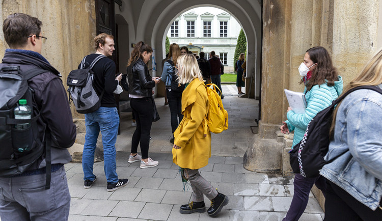 Studenti probudili Olomouc. Univerzitu potěšil průzkum proočkovanosti