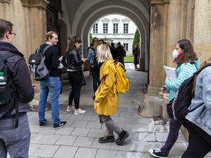 Studenti probudili Olomouc. Univerzitu potěšil průzkum proočkovanosti