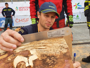 Profesionální a dobrovolní hasiči otestovali své dovednosti při práci s motorovou pilou