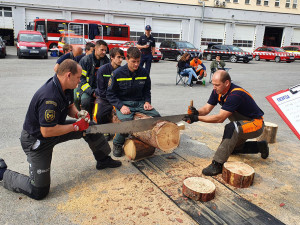 Profesionální a dobrovolní hasiči otestovali své dovednosti při práci s motorovou pilou
