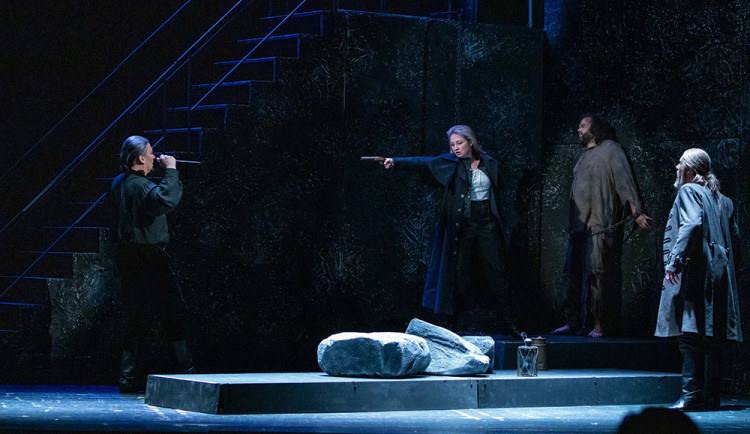 Beethovenova opera vypráví Příběh odvážné Leonory, která se v přestrojení za žalářníka Fidelia pouští do boje se zlem, aby zachránila svého neprávem vězněného manžela Florestana