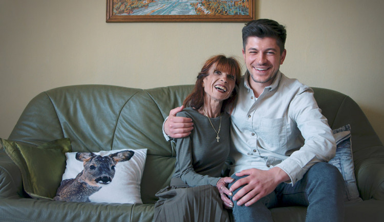 Evu Juroškovou a její sestru často potkávali Olomoučané v ulicích města. Na snímku s Lukášem Hodisem, jedním z autorů námětu dokumentu o osudu olomouckých dvojčat