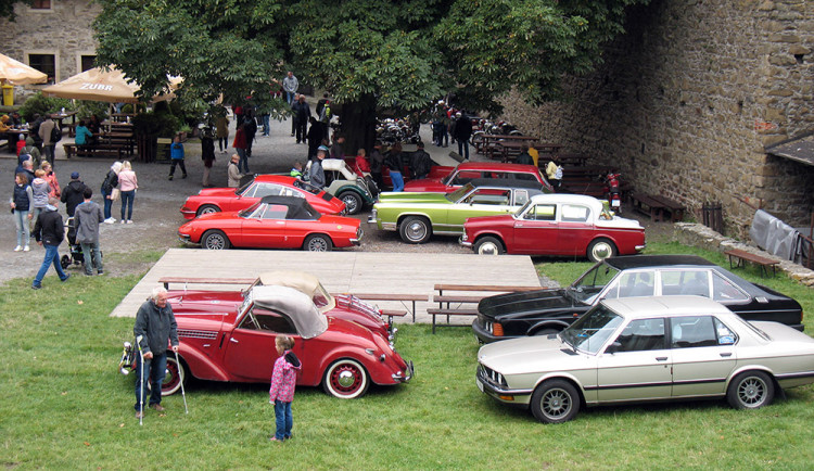 Na zříceninu středověkého hradu zavítají v neděli desítky historických automobilů a motorek
