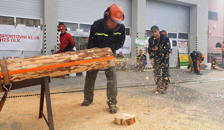 Profesionální a dobrovolní hasiči otestovali své dovednosti při práci s motorovou pilou
