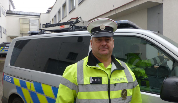 Policista zachránil život cestou z nákupu. Před jeho autem spadl muž z mopedu