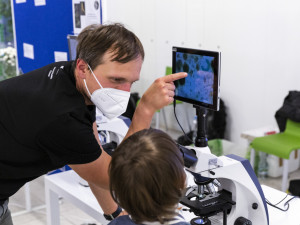 I v letošním ročníku Noci vědců byla jedním z center prezentací a pokusů Přírodovědecká fakulta Univerzity Palackého či popularizační muzeum vědy Pevnost poznání