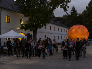 I v letošním ročníku Noci vědců byla jedním z center prezentací a pokusů Přírodovědecká fakulta Univerzity Palackého či popularizační muzeum vědy Pevnost poznání