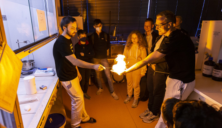 Oblíbené efektní pokusy předvádějí chemici s využitím nitroceluózy