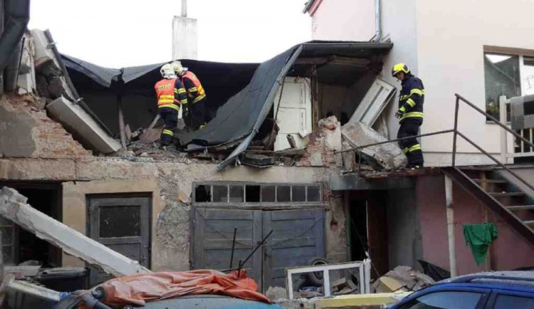 Hasiči v sobotu odpoledne zasahovali u poničeného domu v Litovli. Příčinou měl být podle prvotních zjištění výbuch plynu