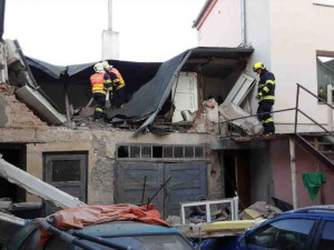 Výbuch plynu v Litovli zdemoloval část domu v centru města, příčiny zjišťovali na místě specialisté policie a hasičského záchranného sboru