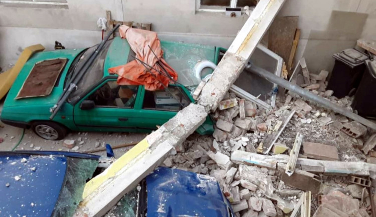 Výbuch plynu v Litovli zdemoloval část domu v centru města, příčiny zjišťovali na místě specialisté policie a hasičského záchranného sboru