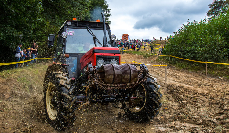 I traktor může být srdcovka. O víkendu se závodilo na profi strojích i samodělech