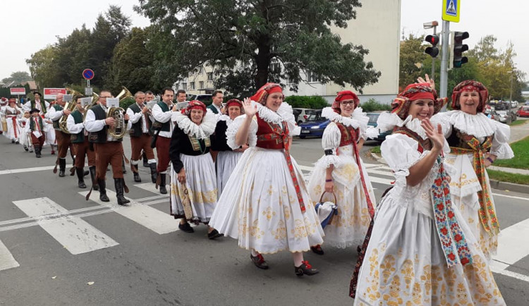 Tovačovem prošly stovky krojovaných Hanáků, kteří se sjeli na festival