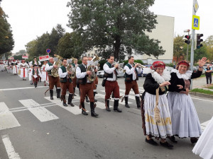 Tovačovem prošly stovky krojovaných Hanáků, kteří se sjeli na festival