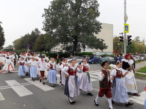 Tovačovem prošly stovky krojovaných Hanáků, kteří se sjeli na festival