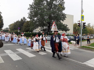 Tovačovem prošly stovky krojovaných Hanáků, kteří se sjeli na festival