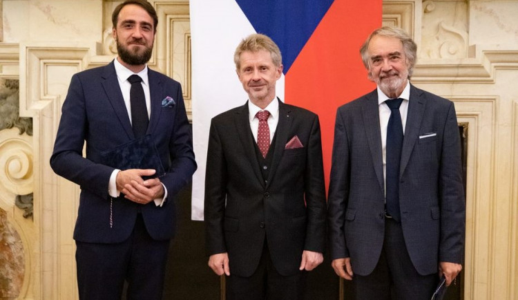 Ředitelé Muzea umění Olomouc, otec a syn Zatloukalovi, dostali Stříbrnou medaili předsedy Senátu