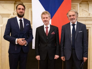 Ředitelé Muzea umění Olomouc, otec a syn Zatloukalovi, dostali Stříbrnou medaili předsedy Senátu