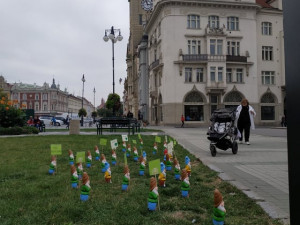 V centru Prostějova budili pozornost trpaslíci. Zelení zde zorganizovali happening