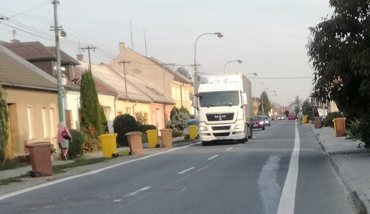 Obyvatelé Chomoutova se u hlavní silnice necítí bezpečně, hlavní námitky směřují také proti kamionové dopravě