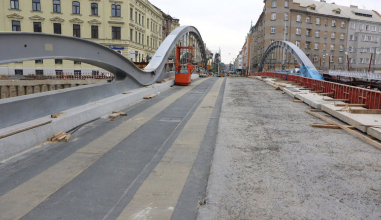 Stavaři v říjnu nasunou druhou část konstrukce mostu na Masarykově třídě přes řeku Moravu