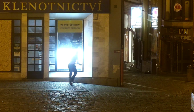 Muž se pokoušel vloupat do klenotnictví v centru. Výloha dlažebním kostkám odolala