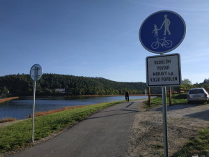 Dlouho očekávaná cyklostezka okolo Plumlovské přehrady je otevřená. Přišla na 31 milionů