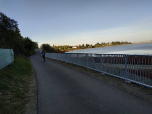 Dlouho očekávaná cyklostezka okolo Plumlovské přehrady je otevřená. Přišla na 31 milionů