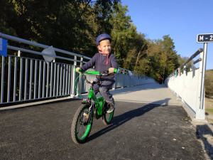 Dlouho očekávaná cyklostezka okolo Plumlovské přehrady je otevřená. Přišla na 31 milionů