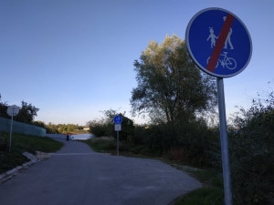 Dlouho očekávaná cyklostezka okolo Plumlovské přehrady je otevřená. Přišla na 31 milionů