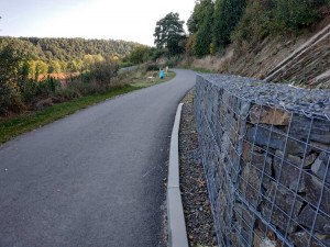 Dlouho očekávaná cyklostezka okolo Plumlovské přehrady je otevřená. Přišla na 31 milionů