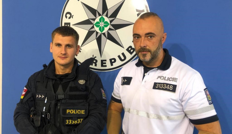 size3-16109710406594-207-nevahali-ani-minutu-z-horiciho-objektu-zachranili-policiste-tri-deti