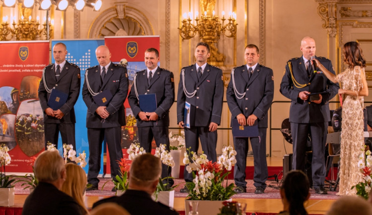 Na slavnostním ceremoniálu v Praze převzali hasiči z Olomouckého kraje ocenění v kategorii Kolektiv roku