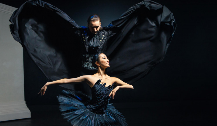 Začínal kresbami z animáků. Dnes Aleš Valášek navrhuje kostýmy a scény pro divadla po celém světě