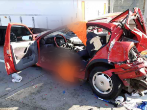 Nehoda tří automobilů uzavřela obchvat Olomouce. Hasiči museli vyprostit dva lidi