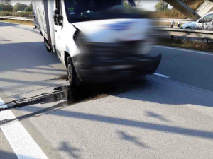 Nehoda tří automobilů uzavřela obchvat Olomouce. Hasiči museli vyprostit dva lidi