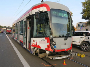 Opilá řidička nabourala v Olomouci do tramvaje. Nadýchala 1,5 promile