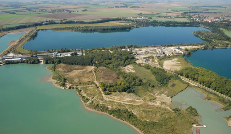Letecký pohled na štěrkopískovnu v Tovačově - ilustrační foto