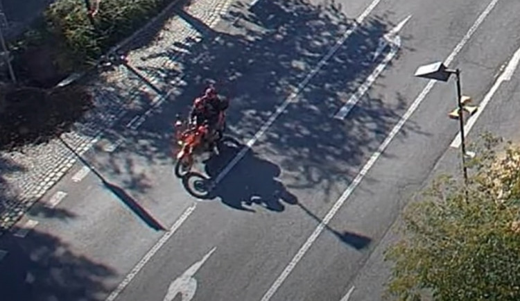 Motorkáři s pistolí přepadli sázkovou kancelář. Pátrá po nich policie